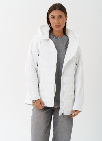 Светлая куртка с капюшоном