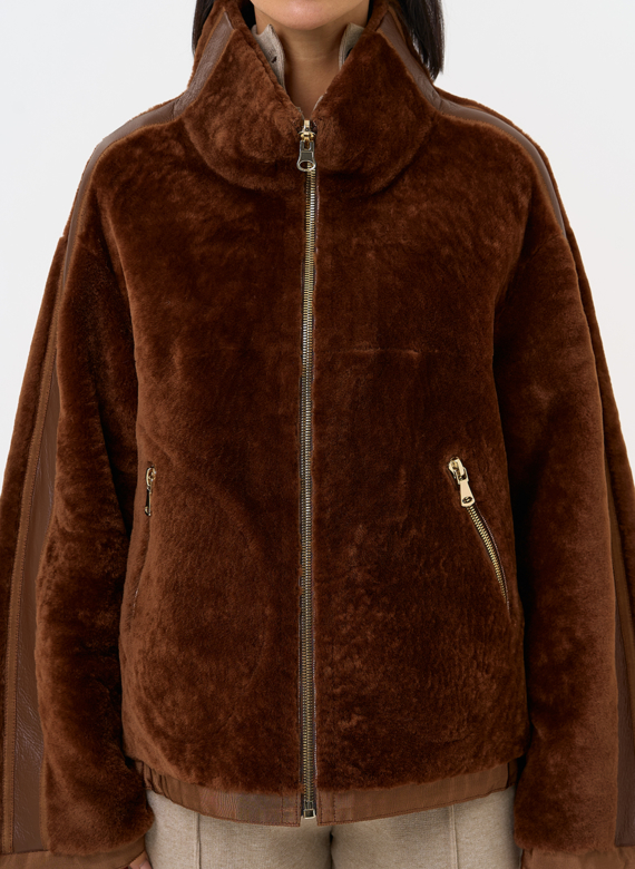 Короткая двухсторонняя дубленка в коричневом цвете