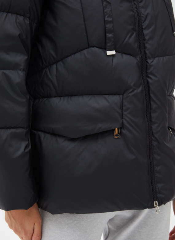 Женский пуховик черного цвета с капюшоном