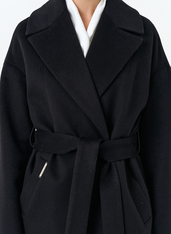 Женское пальто черного цвета