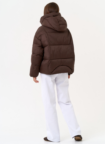 Женский короткий пуховик коричневого цвета