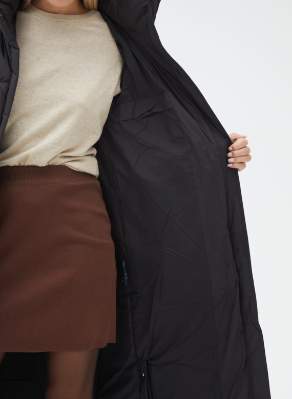 Женский пуховик с капюшоном и поясом