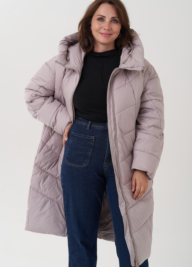 Женский пуховик с капюшоном бежевого цвета  модель № 25715 в рассрочку