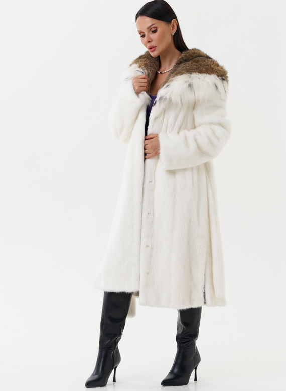 Шуба из белой  норки с капюшоном из рыси