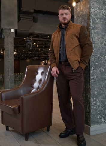 Мужская куртка бомбер коричневого цвета