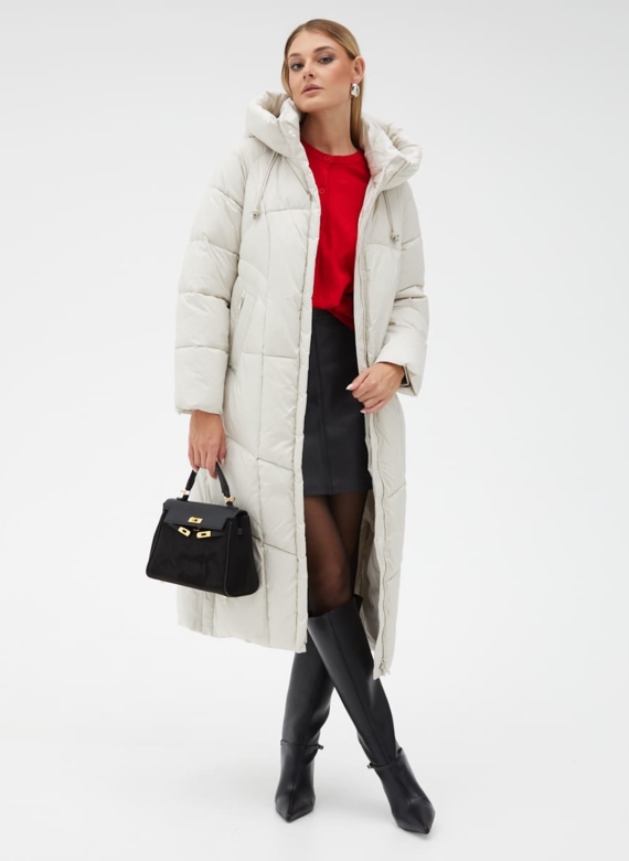 Женский светлый пуховик с капюшоном и поясом
