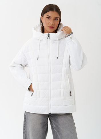 Светлая куртка с капюшоном