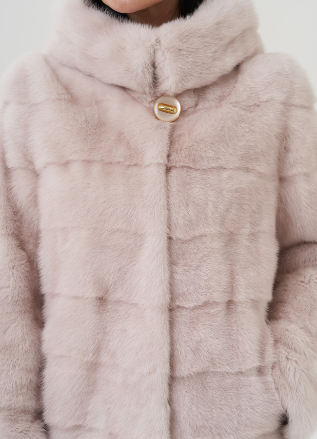 Шуба бежевого цвета из меха норки модель № 25397 в рассрочку