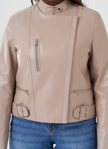 Светлая куртка из эко кожи 