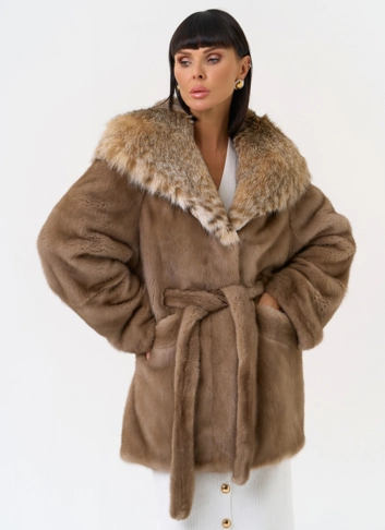 Женская шуба из меха норки с капюшоном из меха рыси фото