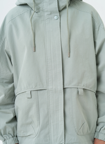 Женская ветровка с капюшоном