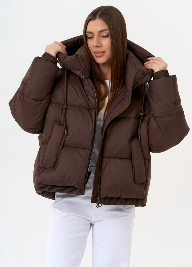 Женский короткий пуховик коричневого цвета модель № 31588 меха малина