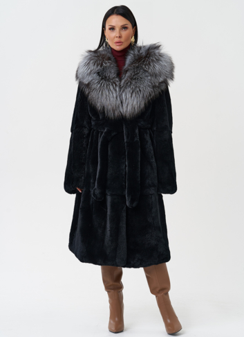 Шуба из меха кролика с капюшоном из чернобурки