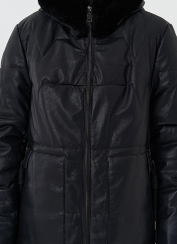 Стеганое пальто из эко кожи