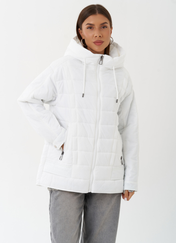 Светлая куртка с капюшоном