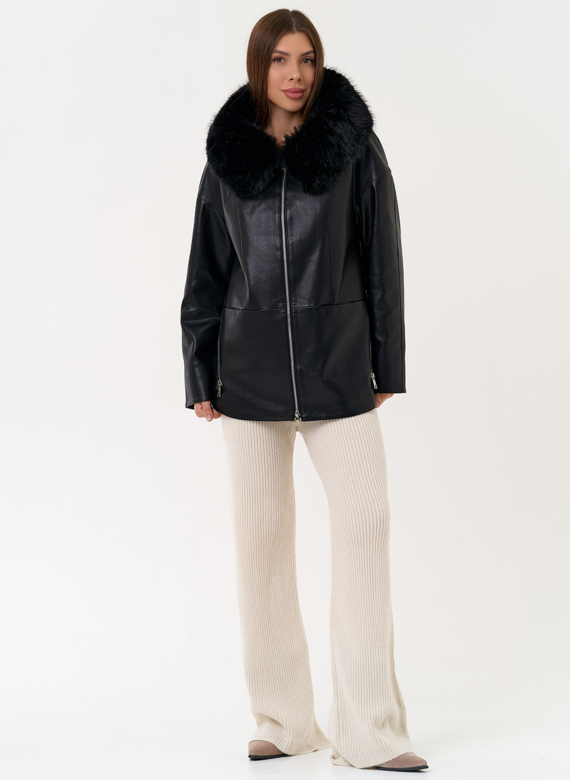 Женская утепленная куртка из эко кожи с капюшоном из эко меха
