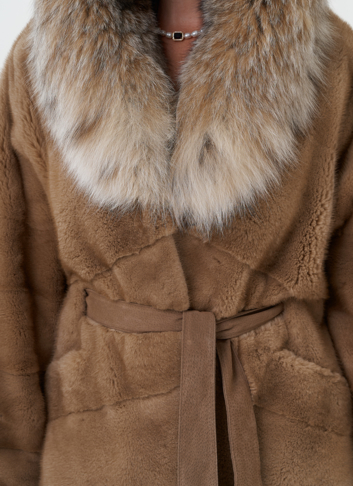 Длинная шуба из норки с капюшоном из рыси