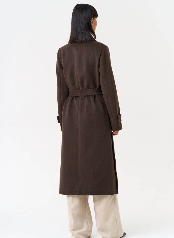 Женское пальто с английским воротником