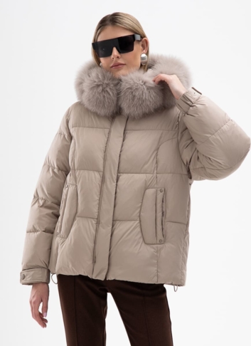 Короткий пуховик с капюшоном из меха песца