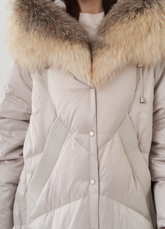 Пуховик с отделкой капюшона из меха лисы модель № 26074 универмаг малина