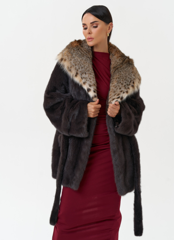 Женская шуба из меха норки с капюшоном из меха рыси