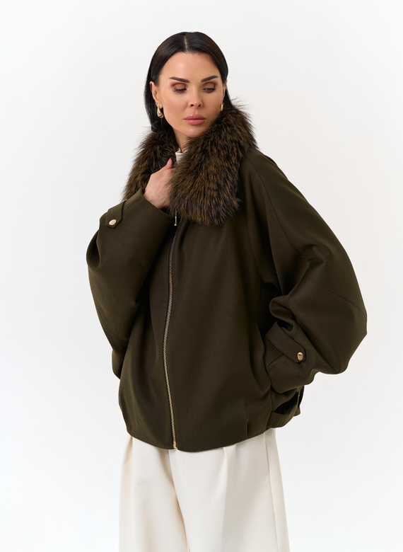 Женское укороченное пальто с отделкой из меха лисы