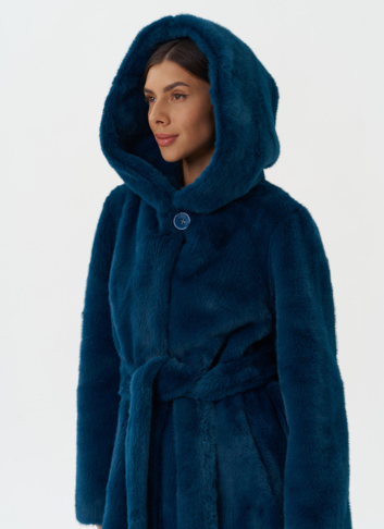 Удлиненное пальто из эко меха с капюшоном