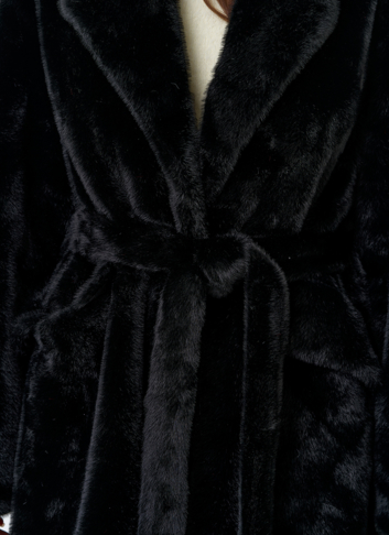 Длинное женское пальто из эко меха с английским воротником