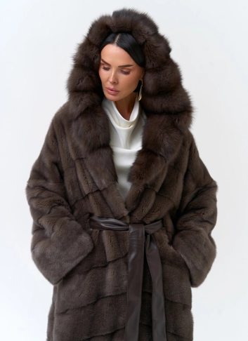 Длинная шуба из меха норки с капюшоном из меха куницы